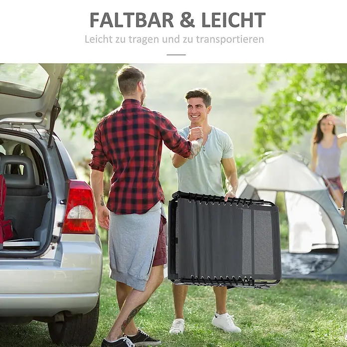 Furnicato Gartenliege - Grau, Polyester - Zwei Männer tragen einen faltbaren Liegestuhl aus dunkelgrauem Netzgewebe, was seine Tragbarkeit demonstriert.