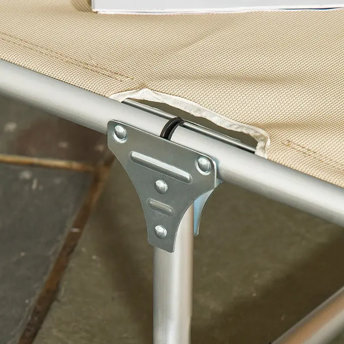 Furnicato Gartenliege - B x T: 60 x 189 cm, Beige, Aluminium - Beigefarbener Webstoff und silbernes Metallrahmengelenk eines Klappbetts.