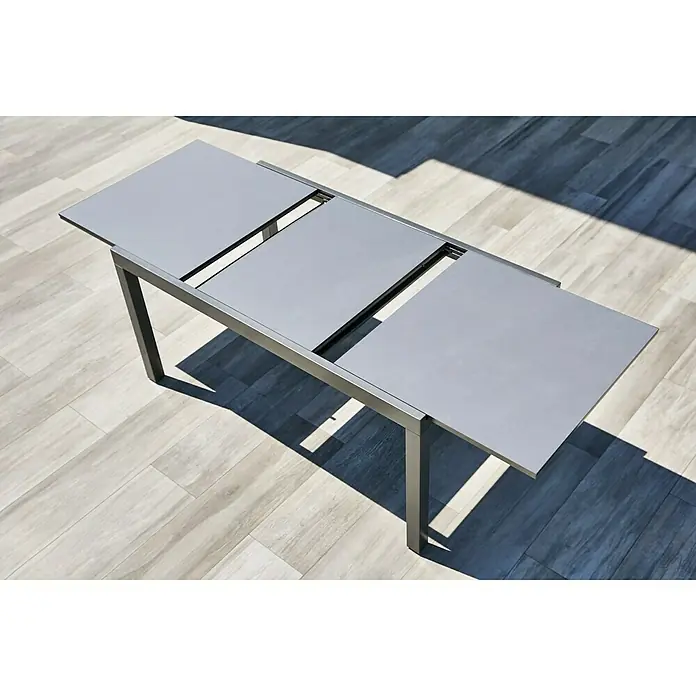 Gartenmöbel-Set Maja/Carina - 7 -tlg., Glas/Aluminium/Akazie, Anthrazit/Naturbraun, Tischplatte ausziehbar - Ausziehbarer Esstisch mit grauer Tischplatte und Metallgestell für den Garten oder die Terrasse. Praktisch und stilvoll.