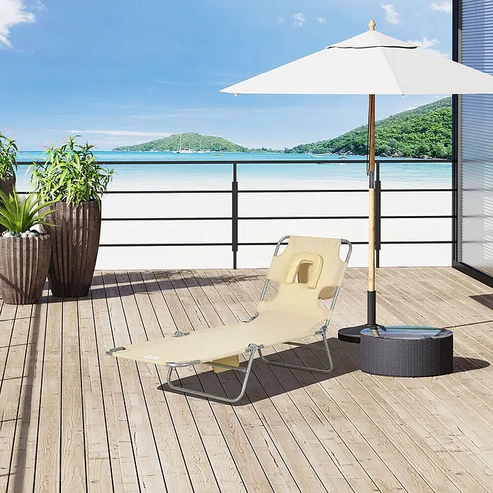 Outsunny Gartenliege - B x T: 55 x 185 cm, Beige, Polyester, Rückenlehne verstellbar - Beiger klappbarer Sonnenliege mit Gesichtsöffnung auf einer Holzterrasse am Strand.