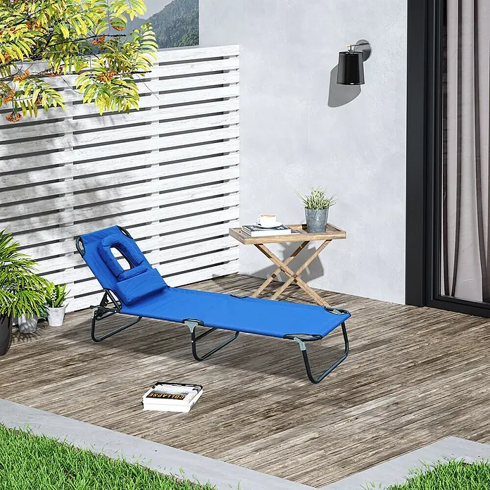 Furnicato Gartenliege - B x T: 58 x 190 cm, Blau - Blaues klappbares Liegestuhl mit Kopfstütze auf einer Holzterrasse für Entspannung im Freien.