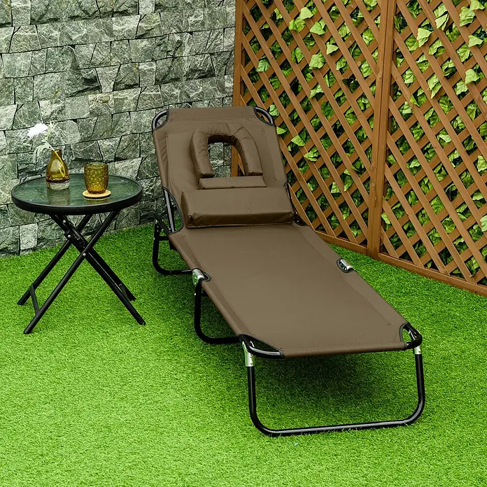 Furnicato Gartenliege - B x T: 58 x 190 cm, Braun - Braune verstellbare Sonnenliege und ein schwarzer Klappbeistelltisch auf einer Außenterrasse.