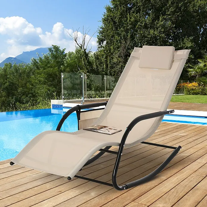 Furnicato Gartenliege - B x T: 62 x 150 cm, Beige, Metall - Beige Schaukel-Liege mit schwarzem Metallrahmen auf Holzterrasse am Pool, mit Kopfstütze und Seitentasche.
