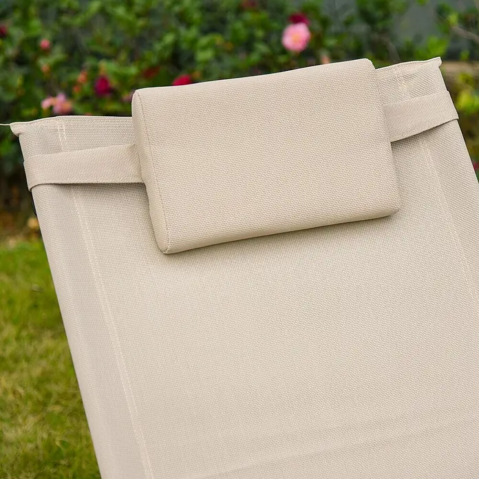 Furnicato Gartenliege - B x T: 62 x 150 cm, Beige, Metall - Nahaufnahme einer beigen Outdoor-Liege mit integrierter Kopfstütze.