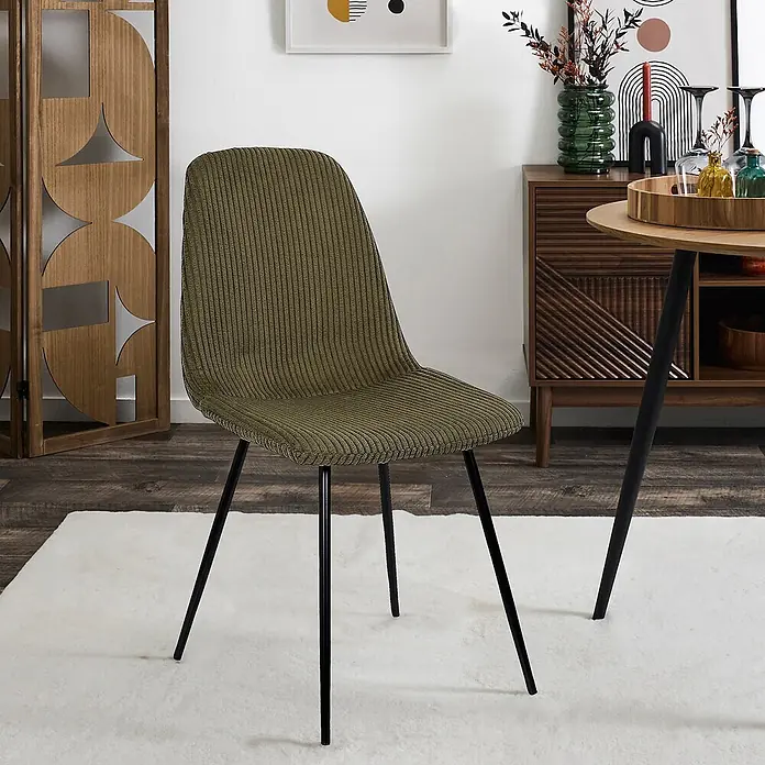 Home Deco Factory Silla Scott - Verde, 4 ud. - Silla de comedor de tela acanalada verde con patas de metal negro, en un comedor moderno.