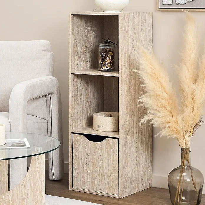 Home Deco Factory Estantería de madera Pietra - Al x An x Pr: 97,8 x 34 x 31,8 cm, Capacidad de carga por balda: 5 kg, Número de baldas: 3 ud., Atornillado, Natural - Estantería texturizada marrón claro con tres estantes abiertos y un cajón, usada para almacenamiento y exhibición en una sala de estar.