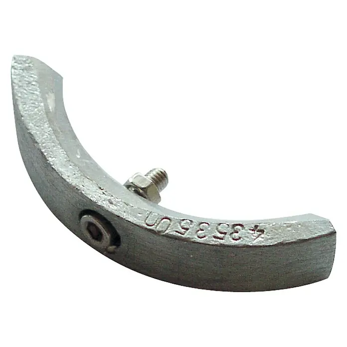 Propelleranode - Zink, Salzwasser, Passend für: Volvo Penta Saildrive Propeller 3858399 - Nahaufnahme eines silberfarbenen, gebogenen Metallelements mit Schraube und eingravierter Beschriftung, präsentiert auf schwarzem Hintergrund.