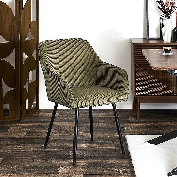 Home Deco Factory Silla butaca Scott - Verde, 2 ud. - Sillón verde de pana acanalada con patas de metal negro, utilizado como silla de comedor o auxiliar.