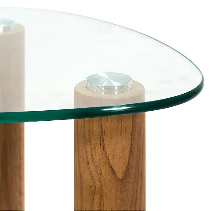 Home Deco Factory Mesa - 2 unidades, Vidrio, Curvado - Primer plano de una tapa de mesa de vidrio transparente apoyada en patas cilíndricas de madera con soportes metálicos plateados.