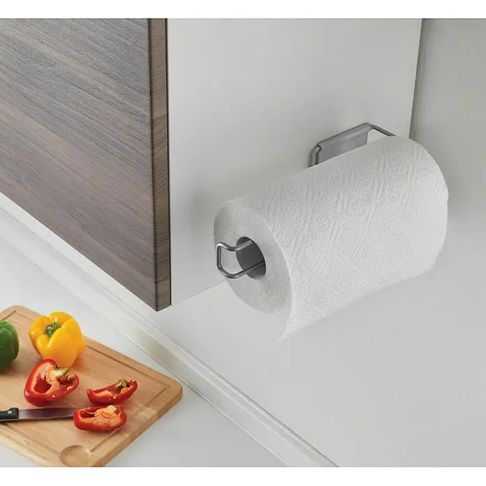 Metaltex Küchenrollenhalterung Multi Roll - L x B x H: 30 x 10 x 3 cm, Kleben - Ein Küchenrollenspender mit einer weißen Papierrolle hängt unter einem Küchenschrank, daneben steht ein Schneidebrett mit geschnittenem Gemüse.