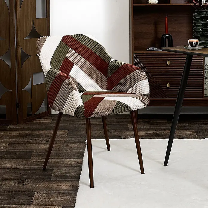 Home Deco Factory Silla Scott - Patchwork, 2 ud. - Sillón de pana patchwork multicolor con patas de madera oscura, mostrado en una habitación.