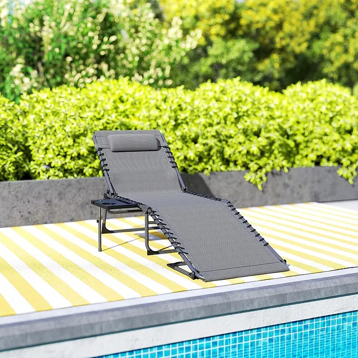 Furnicato Gartenliege - B x T: 60 x 190 cm, Grau, Kunststoff - Grauer Schwerelosigkeit-Liegestuhl mit Beistelltisch am Pool auf gestreifter Matte.