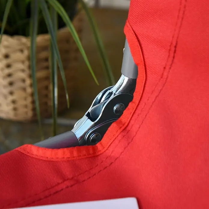 Furnicato Gartenliege - B x T: 55 x 187 cm, Rot, Polyester - Nahaufnahme eines roten Stoffartikels mit einem Metall- und grauen Kunststoffscharnier.