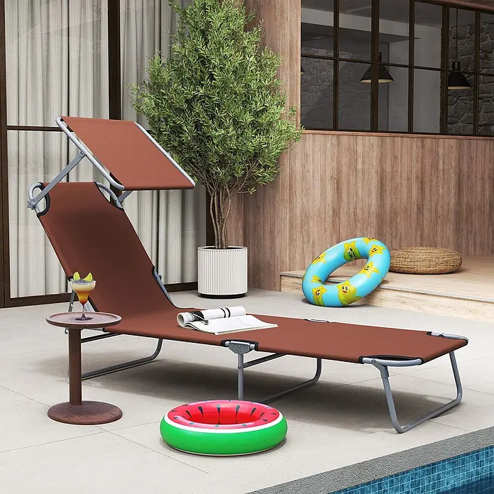 Furnicato Gartenliege - B x T: 58 x 187 cm, Braun, Polyester - Brauner Stoff-Liegestuhl mit grauem Gestell und verstellbarem Sonnendach, an einem Pool mit kleinem Beistelltisch für ein Getränk.