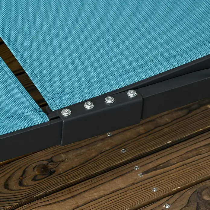 Furnicato Gartenliege - B x T: 66 x 195 cm, Blau, Aluminium - Nahaufnahme von türkisfarbenem Netzgewebe an dunklem Metallrahmen mit silbernen Befestigungen auf Holzdeck.