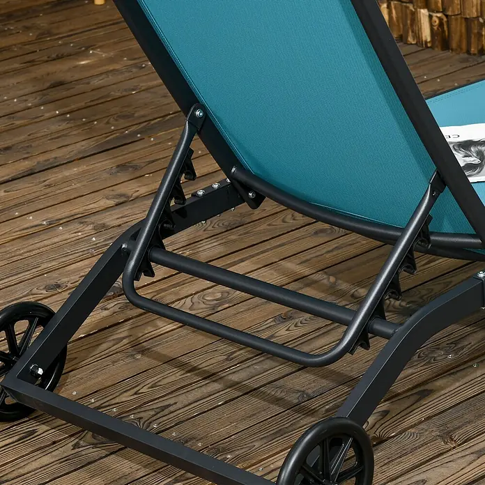 Furnicato Gartenliege - B x T: 66 x 195 cm, Blau, Aluminium - Türkisfarbene Sonnenliege mit schwarzem Metallgestell und Rädern auf einer Holzterrasse. Die Rückenlehne ist verstellbar.