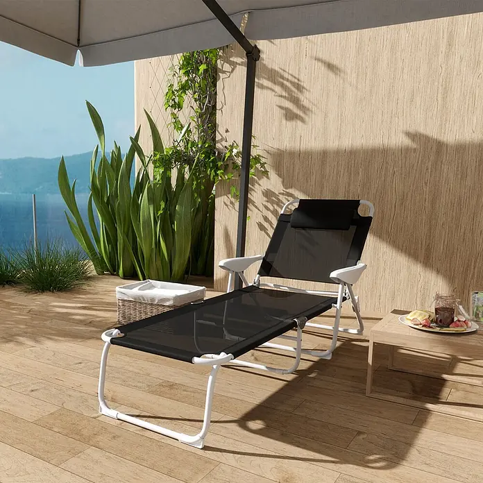 Outsunny Gartenliege - Schwarz, Metall, Rückenlehne verstellbar - Schwarze Netz-Sonnenliege mit weißem Gestell auf Holzterrasse mit Meerblick.
