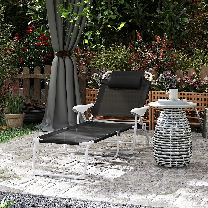 Outsunny Gartenliege - Schwarz, Metall, Rückenlehne verstellbar - Schwarzer Outdoor-Liegestuhl mit weißem Gestell und passendem weißem Korbtisch auf einer Terrasse.