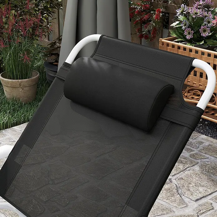 Outsunny Gartenliege - Schwarz, Metall, Rückenlehne verstellbar - Schwarze Netz-Sonnenliege mit weißem Rahmen und zylindrischem Kopfkissen in Außenumgebung.