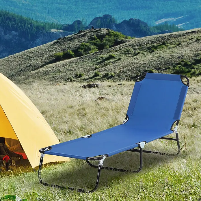 Furnicato Gartenliege - B x T: 56 x 188 cm, Blau, Polyester - Blaues Klapp-Feldbett mit schwarzem Gestell, draußen neben einem gelben Zelt aufgestellt.