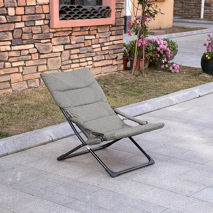 Furnicato Gartenliege - B x T: 66 x 118 cm, Grau, Stahl - Grauer gepolsterter Klappliegestuhl auf einer gepflasterten Terrasse.