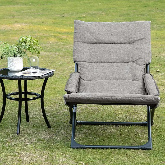Furnicato Gartenliege - B x T: 66 x 118 cm, Grau, Stahl - Grauer gepolsterter Klappstuhl mit schwarzem Gestell, neben einem kleinen schwarzen Tisch mit Pflanze und Glas.