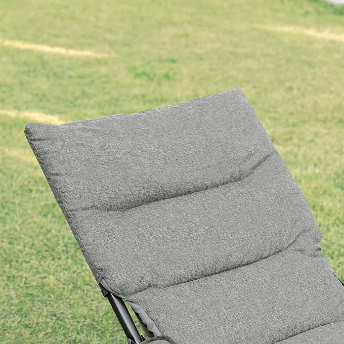 Furnicato Gartenliege - B x T: 66 x 118 cm, Grau, Stahl - Graues, gepolstertes Outdoor-Stuhlkissen aus strukturiertem Stoff mit Nähten, gestützt von einem dunklen Metallrahmen.