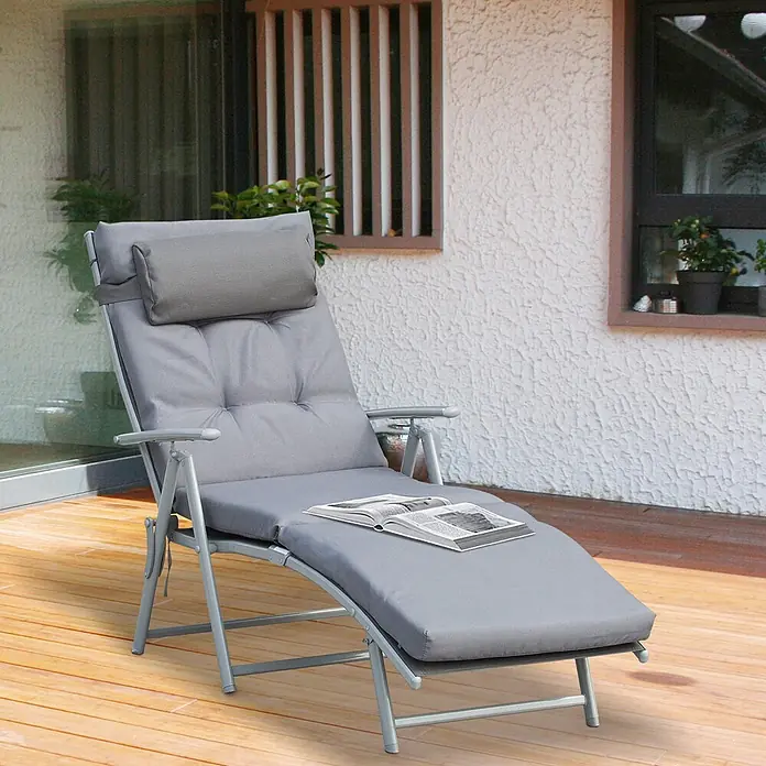 Outsunny Gartenliege - Grau, Metall, Rückenlehne verstellbar - Graue gepolsterte Liege auf einer Holzterrasse mit Buch für entspannte Stunden im Freien.