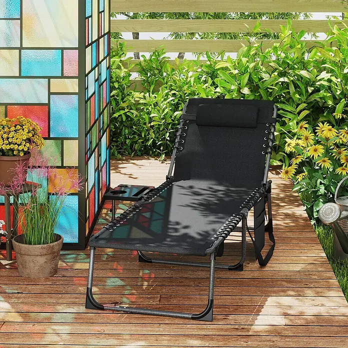 Outsunny Gartenliege - B x T: 60 x 190 cm, Schwarz, Stahl, Rückenlehne verstellbar - Schwarzer Zero-Gravity Liegestuhl mit Beistelltischchen auf einer Holzterrasse im Freien.