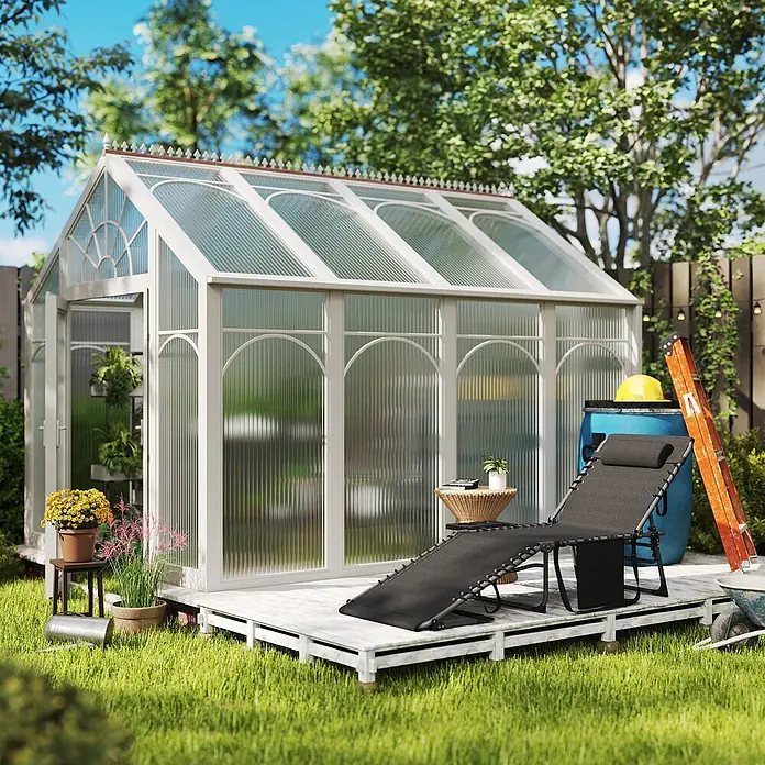 Outsunny Gartenliege - B x T: 60 x 190 cm, Schwarz, Stahl, Rückenlehne verstellbar - Weißes, verziertes Gewächshaus mit Wellplatten auf einem Holzdeck in einem üppigen Garten, mit einem schwarzen Liegestuhl zum Entspannen.