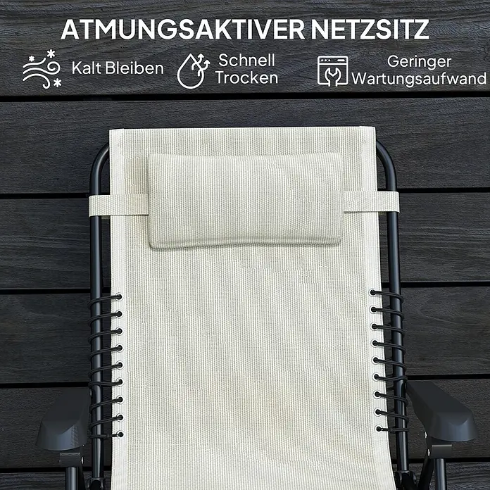 Outsunny Garten-Liegestuhl - Metall, Textelin, Klappbar, Beige, B x T x H: 65 x 160 x 112 cm - Nahaufnahme eines cremefarbenen, atmungsaktiven Netzliegestuhls mit Kopfkissen, schwarzem Gestell und Gummischnürung auf dunklem Holzdeck.