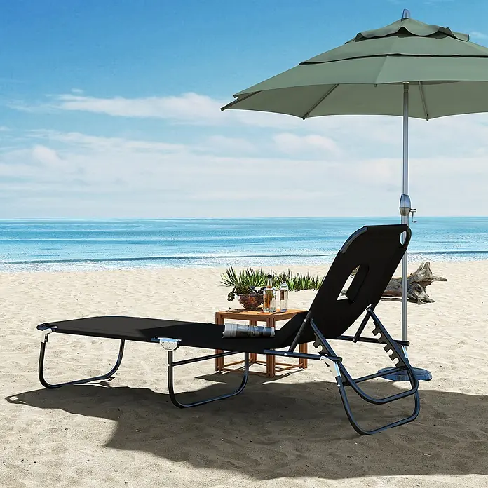 Furnicato Gartenliege - B x T: 58 x 190 cm, Schwarz - Schwarzer Liegestuhl mit grünem Sonnenschirm und Beistelltisch am Sandstrand.