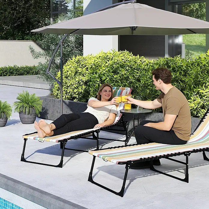 Furnicato Gartenliege - B x T: 58 x 189 cm, Grün, Orange, Weiß, Polyester - Zwei gestreifte Klappliegen mit schwarzen Gestellen am Pool. Ein Paar entspannt darauf und trinkt unter einem großen Sonnenschirm.