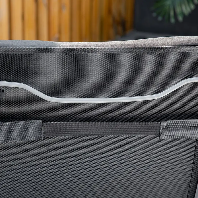Furnicato Gartenliege - B x T: 63,5 x 178 cm, Schwarz, Metall - Grauer, texturierter Outdoor-Stoff mit einem weißen, lichtdurchlässigen Rohr und einem dunkelgrauen Befestigungsband.