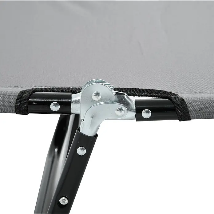 Furnicato Gartenliege - B x T: 56 x 188 cm, Grau, Verbundwerkstoff - Silbernes Metallscharnier und schwarzer Rahmen, die grauen Stoff verbinden, Detail des Klappmechanismus eines Feldbetts oder Stuhls.