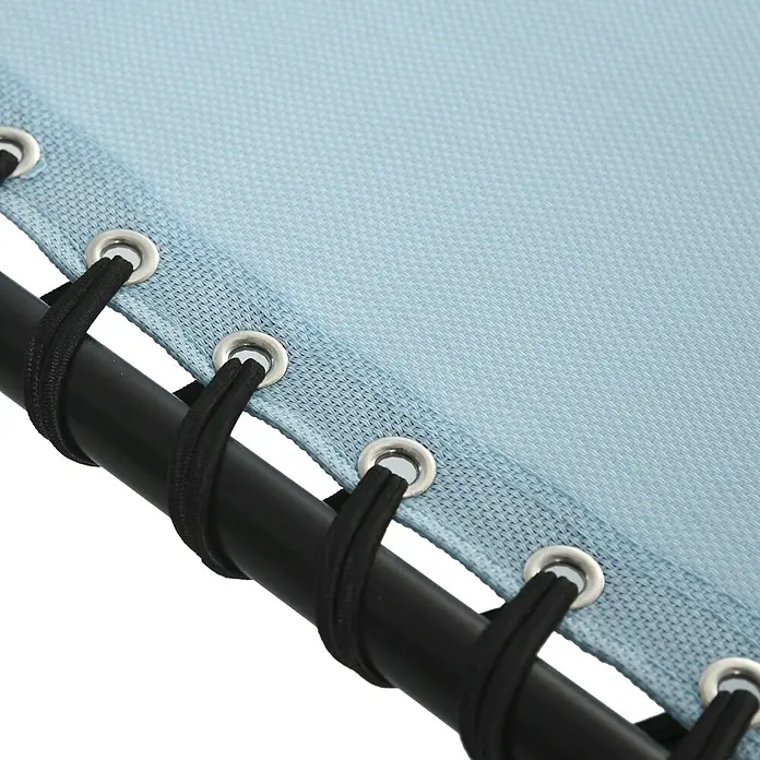 Outsunny Gartenliege - B x T: 58 x 189 cm, Türkis, Stahl, Rückenlehne verstellbar - Hellblauer Netzstoff mit Metallösen und schwarzen Gummiseilen, die ihn an einem schwarzen Rahmen befestigen.