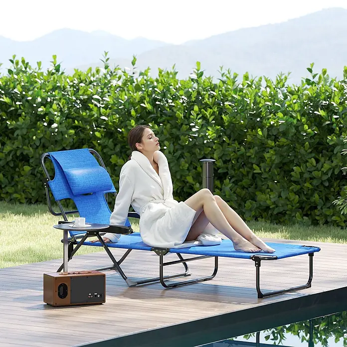 Furnicato Gartenliege - B x T: 72 x 194 cm, Dunkelblau, Polyester - Blauer, faltbarer Liegestuhl mit Beistelltisch, von einer Frau am Pool zum Entspannen genutzt.