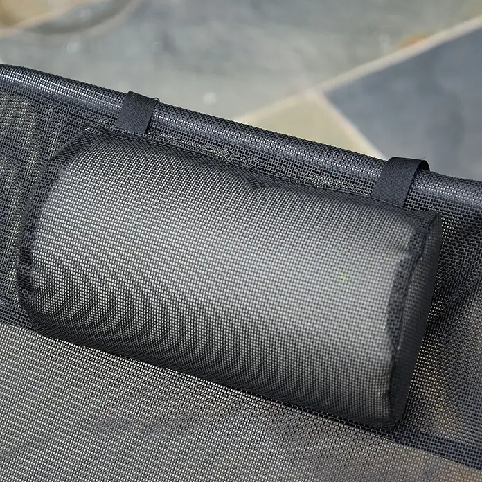 Furnicato Gartenliege - B x T: 57 x 182 cm, Schwarz, Textil - Schwarze Nackenstütze aus Mesh-Gewebe an einem Outdoor-Stuhl aus Mesh.