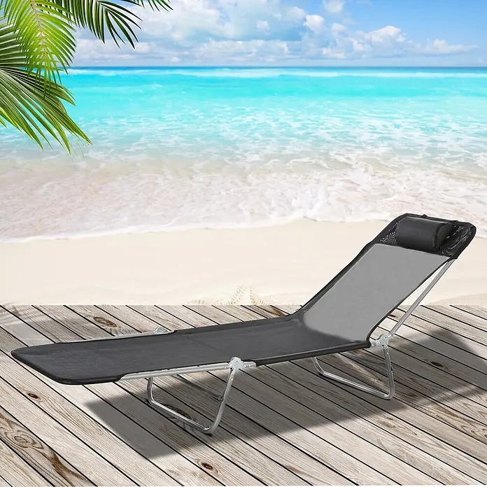 Furnicato Gartenliege - B x T: 57 x 182 cm, Schwarz, Textil - Dunkelgrauer zusammenklappbarer Liegestuhl mit Kopfstütze auf einer Holzterrasse am Meer.