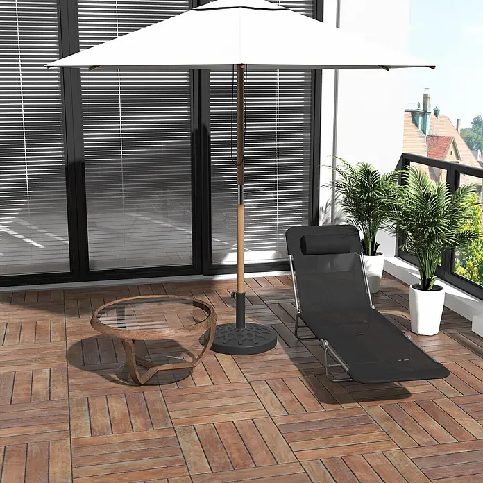 Furnicato Gartenliege - B x T: 57 x 182 cm, Schwarz, Textil - Großer Balkon mit weißem Sonnenschirm, schwarzer Sonnenliege, Glastisch und grünen Topfpflanzen auf Holzfliesen.