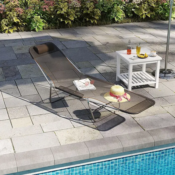Furnicato Gartenliege - B x T: 57 x 182 cm, Braun, Textil - Braune Netzliege mit Kopfstütze am Pool, zur Entspannung mit Beistelltisch und Getränken arrangiert.