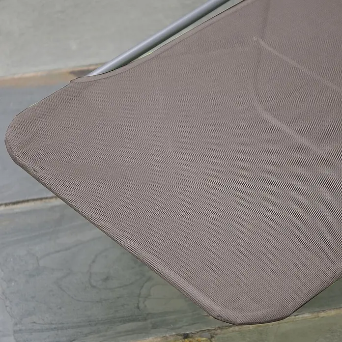 Furnicato Gartenliege - B x T: 57 x 182 cm, Braun, Textil - Nahaufnahme einer braun-grauen Netzgewebe-Sitzfläche, wohl für einen Gartenstuhl, mit silbernem Metallrahmen.
