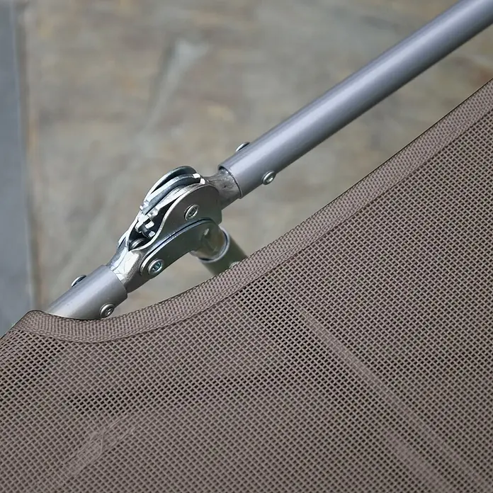 Furnicato Gartenliege - B x T: 57 x 182 cm, Braun, Textil - Nahaufnahme eines braunen Netzgewebes auf einem grauen Metallrahmen mit sichtbarem Scharniermechanismus, wahrscheinlich Teil eines faltbaren Outdoor-Stuhls.
