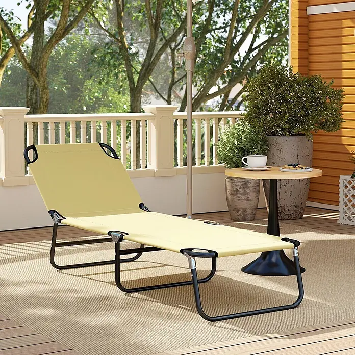 Furnicato Gartenliege - B x T: 56 x 188 cm, Cremeweiß, Verbundwerkstoff - Hellgelbe tragbare Klappliege mit schwarzem Gestell auf einer Außenterrasse.