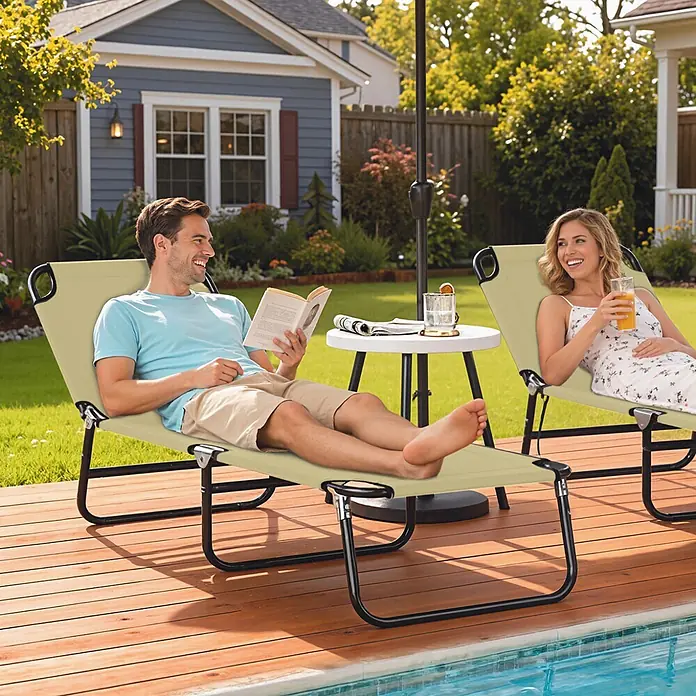 Furnicato Gartenliege - B x T: 56 x 188 cm, Cremeweiß, Verbundwerkstoff - Beige klappbare Liegestühle aus Stoff mit schwarzen Rahmen am Pool, genutzt von Personen auf einer Holzterrasse.