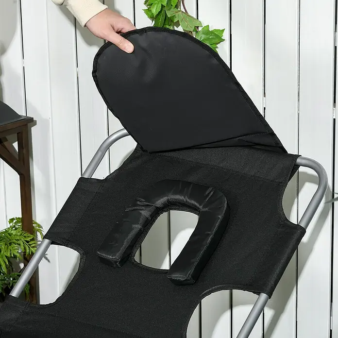 Outsunny Gartenliege - B x T: 55 x 185 cm, Schwarz, Polyester, Klappbar - Hand justiert die schwarze Stoff-Kopfstütze und das U-förmige Nackenkissen eines silberfarbenen Liegestuhls.