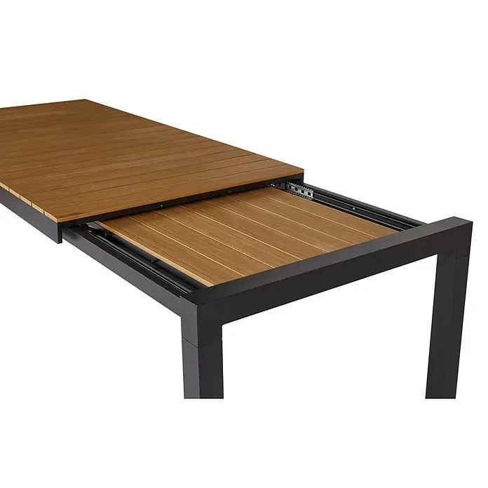 Ebuy24 Gartentisch Joan - L x B x H: 100 x 275 x 76 cm, Ø x H: 275 x 76 cm, Aluminium, Polywood, Sonstige, Schwarz - Ausziehbarer Gartentisch mit Holzoptik-Lamellenplatte und schwarzem Metallgestell, teilweise ausgezogen, um den Auszugsmechanismus zu zeigen.