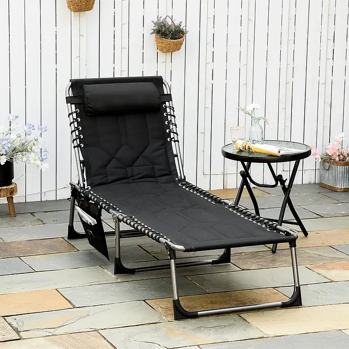 Furnicato Gartenliege - B x T: 57 x 188 cm, Silber, Schwarz, Polyester - Schwarzer Zero-Gravity Liegestuhl mit silbernem Gestell, Kopfstütze und Seitentasche, auf einer Terrasse im Freien.