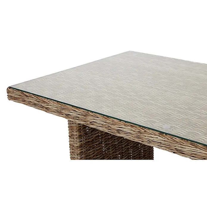 Ebuy24 Gartentisch Gram - L x B x H: 76 x 142 x 68 cm, Ø x H: 142 x 68 cm, Aluminium, Rattan, Glas Rattan = Polyrattan, Sonstige, Holz - Nahaufnahme eines Korbtischs mit klarer Glasplatte, die die natürliche Webstruktur und transparente Abstandhalter zeigt.
