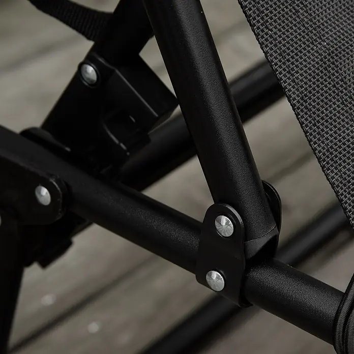 Furnicato Gartenliege - B x T: 58 x 189 cm, Schwarz, Polyester - Nahaufnahme eines schwarzen Metallstuhlgestells mit strukturierter Stoffbespannung und silbernen Nieten auf Holzfußboden.
